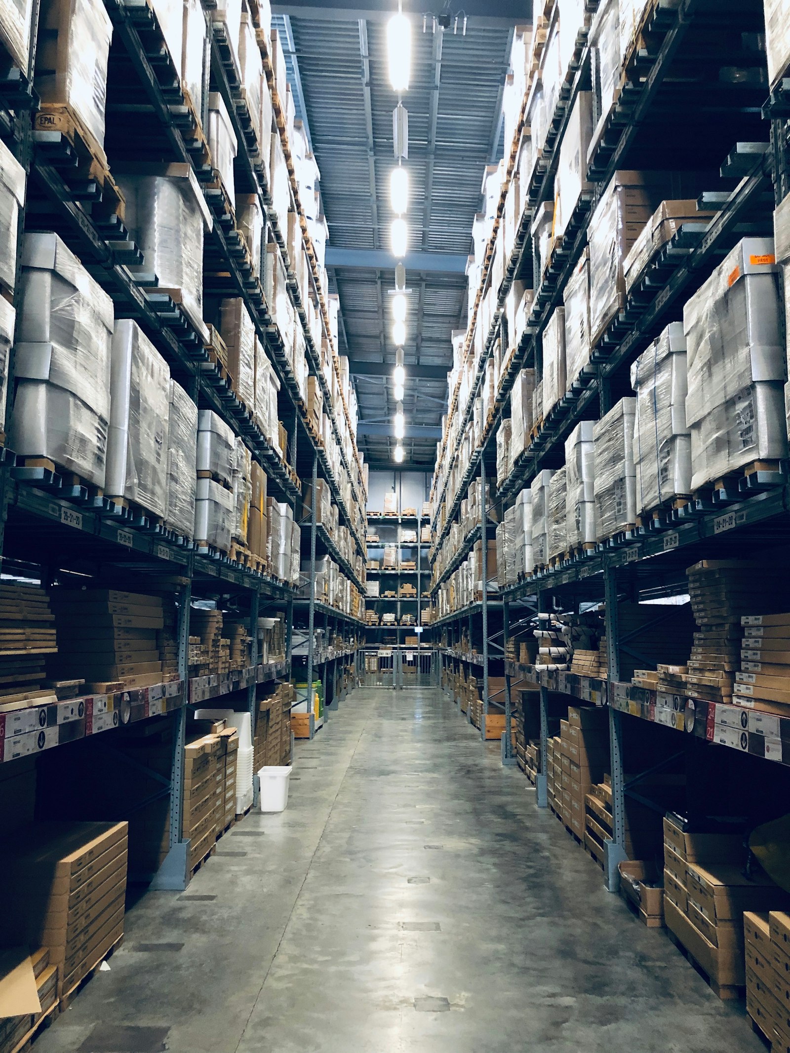 Estantería de repuestos en almacén